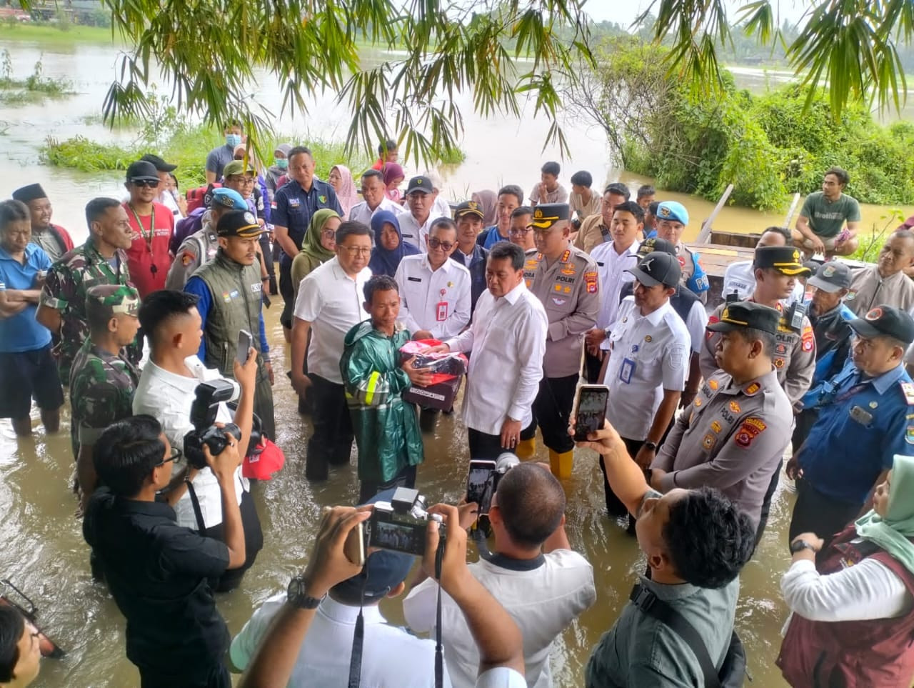 Danramil Kresek Dampingi Bupati Tinjau Rumah Roboh Kresek