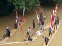Unik! Warga Ciberang Lebak Gelar Karnaval HUT RI dengan Susur Sungai Gunakan Rakit Bambu