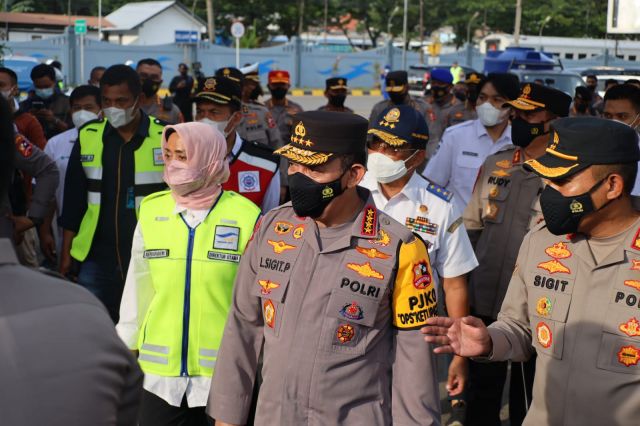Kapolri Bersama Kapolda Banten Tinjau Langsung Kondisi Pelayanan Pemudik di Dermaga 1 Pelabuhan Merak