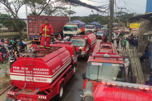 Pabrik Pipa di Kosambi Kebakaran, BPBD Kabupaten Tangerang Terjunkan 13 Unit Damkar