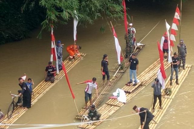 Unik! Warga Ciberang Lebak Gelar Karnaval HUT RI dengan Susur Sungai Gunakan Rakit Bambu