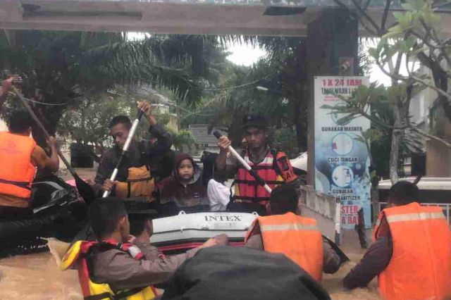Satbrimob Polda Banten Evakuasi Masyarakat Yang Terdampak Banjir