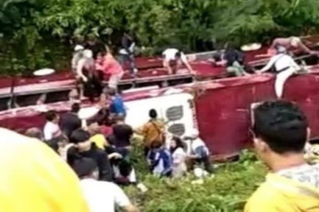 Bus Rombongan Warga Tangsel Alami Kecelakaan Terjun ke Jurang di Tegal