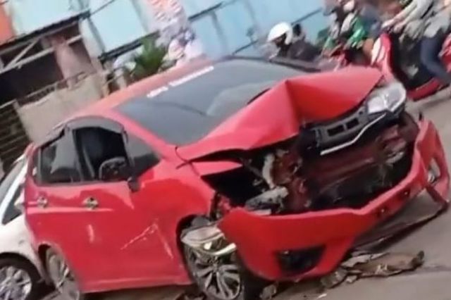 Honda Jazz Ringsek Tabrak Separator di Pamulang, Polisi : Lampu Jalan Minim