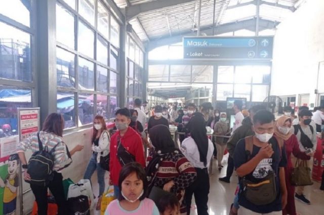 Arus Mudik H-3 Lebaran di Stasiun Rangkasbitung Capai 13 Ribu Orang