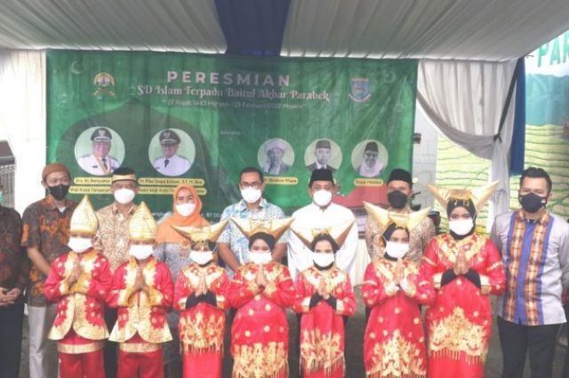 Wakil Walikota Tangsel Pilar Saga Ichsan Bersama Aktivis ProDem Resmikan SD Islam Terpadu Baitul Akbar Parabek
