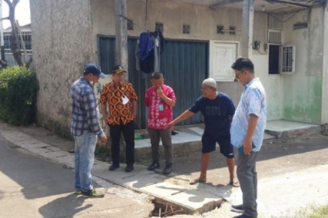 Ricky Yuanda Bastian Anggota DPRD Fraksi PKS Bersama Sekel dan Ekbang Kelurahan Paku Jaya Tinjau Lokasi Drainase Sumber Banjir